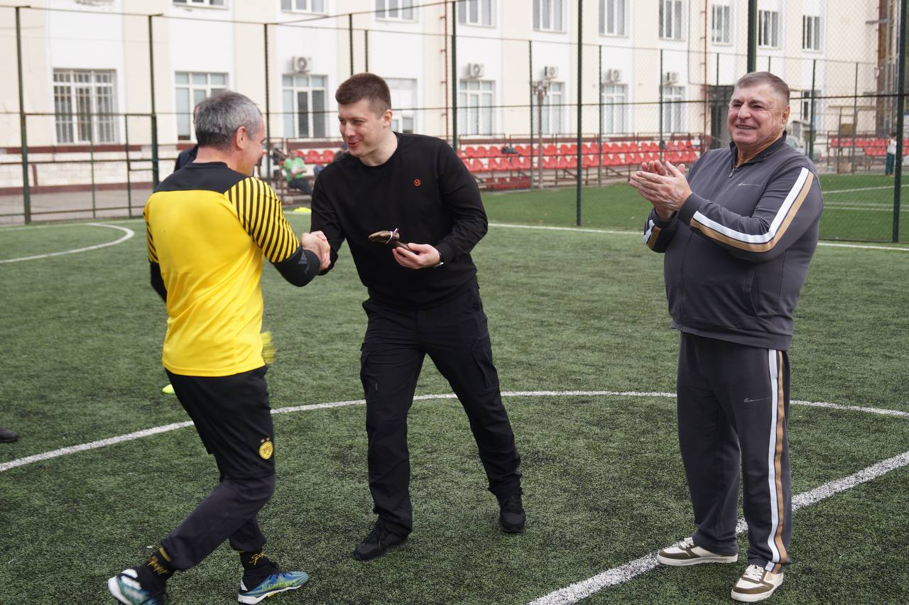 В минувшие выходные на площадке ГКУ Кабардино-Балкарской Республики «Центр спортивной подготовки сборных команд» в г. Нальчике состоялся турнир по мини-футболу, посвященный памяти прокурорских работников, погибших при... В минувшие выходные на площадке ГКУ Кабардино-Балкарской Республики «Центр спортивной подготовки сборных команд» в г. Нальчике состоялся турнир по мини-футболу, посвященный памяти прокурорских работников, погибших при...