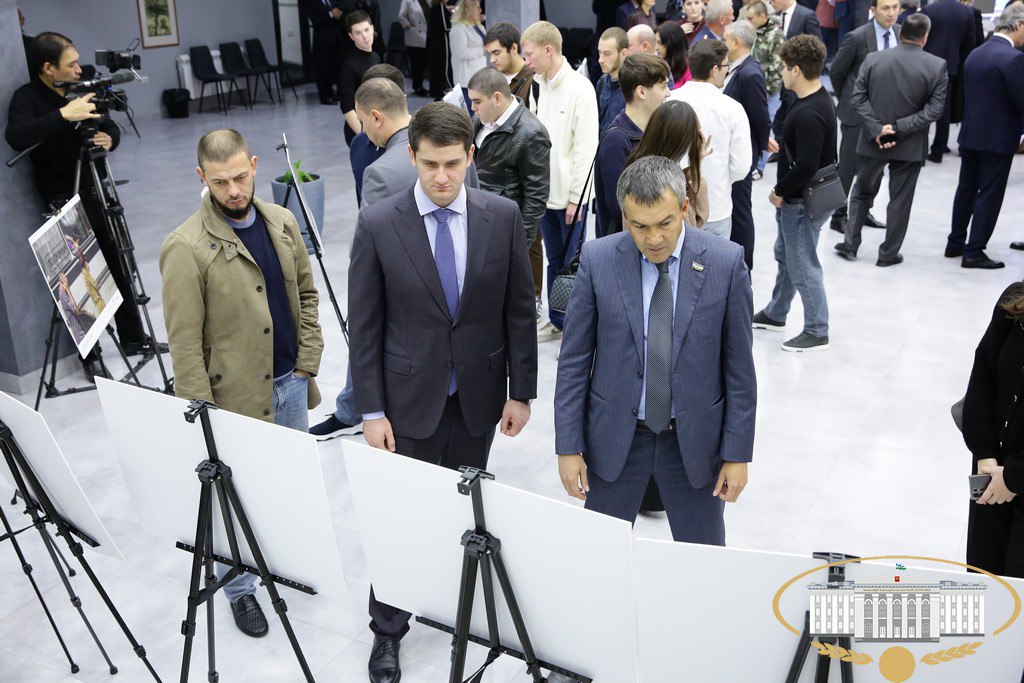 В Доме молодежи открылась фотовыставка "Хроники террора украинского неонацистского режима", организованная Парламентом КБР В Доме молодежи открылась фотовыставка "Хроники террора украинского неонацистского режима", организованная Парламентом КБР