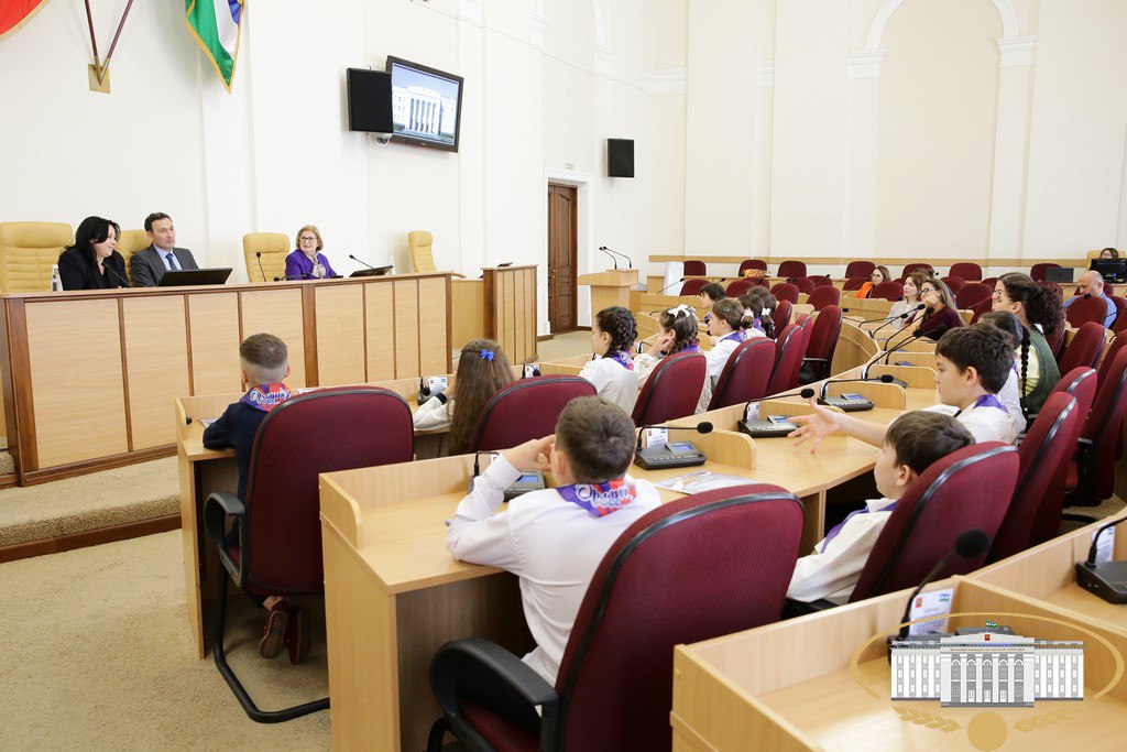 В рамках проекта "Государственный час" депутаты законодательного органа республики встретились с учащимися МКОУ "Средняя общеобразовательная школа № 6 с углублённым изучением отдельных предметов" г. Нальчика