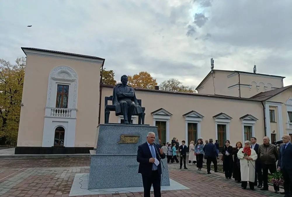 Прямо сейчас у памятника основоположника кабардинской литературы Али Шогенцукова подходит митинг, посвященный 125-летию со дня рождения писателя Прямо сейчас у памятника основоположника кабардинской литературы Али Шогенцукова подходит митинг, посвященный 125-летию со дня рождения писателя