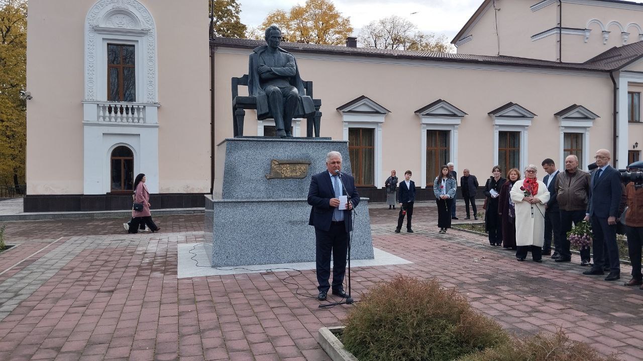У памятника Али Шогенцукову проходит мероприятие, посвященное 125-летию со дня рождения великого поэта У памятника Али Шогенцукову проходит мероприятие, посвященное 125-летию со дня рождения великого поэта