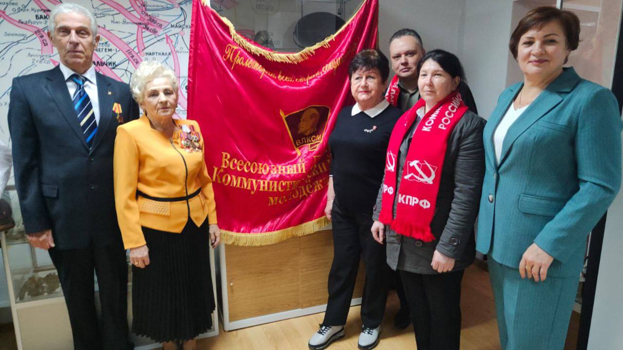 Сегодня в День Комсомола председатель Майской ТИК Наталья Канаева, член ТИК Сергей Аванесьян, заместитель председателя УИК N82 Ольга Полиенко- председатель Совета ветеранов комсомола, председатель УИК N84 Светлана... Сегодня в День Комсомола председатель Майской ТИК Наталья Канаева, член ТИК Сергей Аванесьян, заместитель председателя УИК N82 Ольга Полиенко- председатель Совета ветеранов комсомола, председатель УИК N84 Светлана...