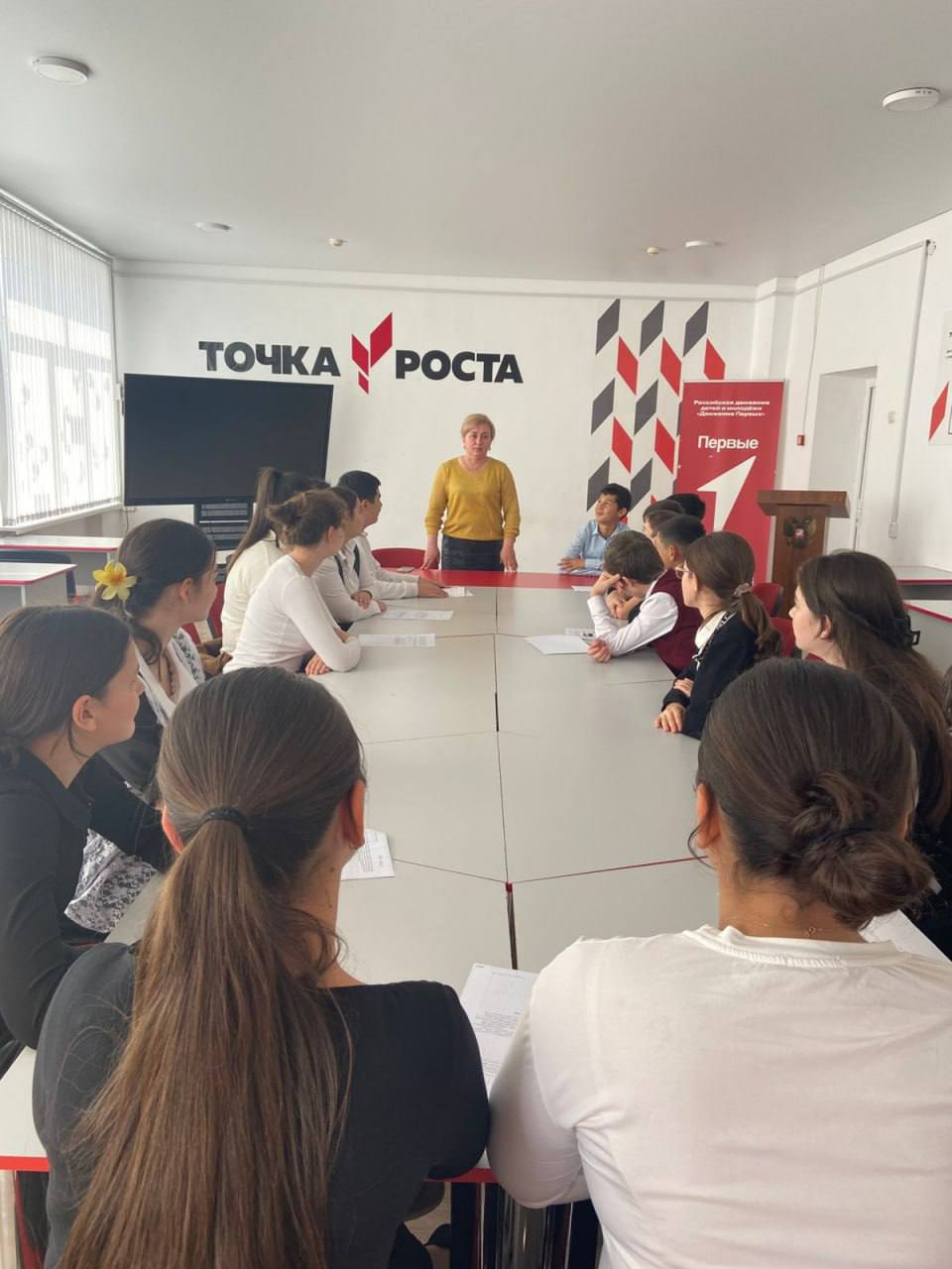 На базе МКОУ СОШ им. Х.Х. Долова с.п. Хатуей в Лескенском муниципальном районе, прошла встреча членов УИК№77 с будущими избирателями – учащимися 11-х классов