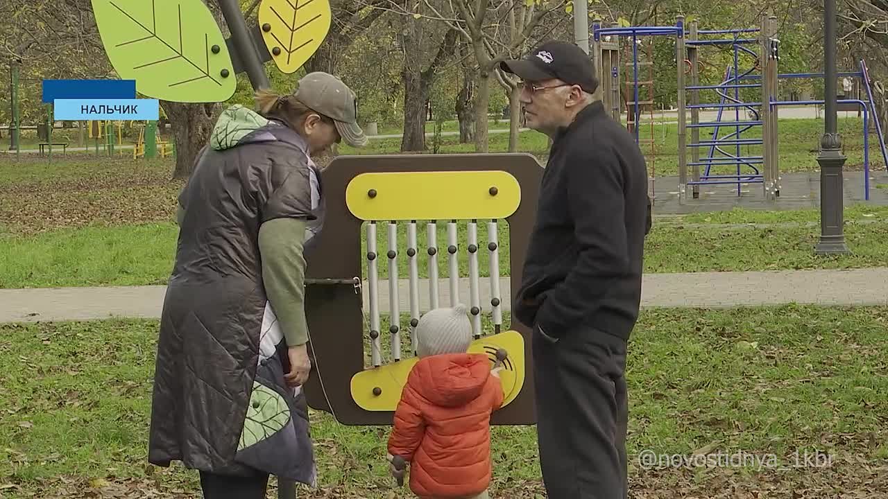 Песочницы, в которых можно сидя в коляске, развивать детскую моторику, качели с пандусами для колясочников - эти и другие развлечения теперь доступны детям с ограниченными возможностями здоровья