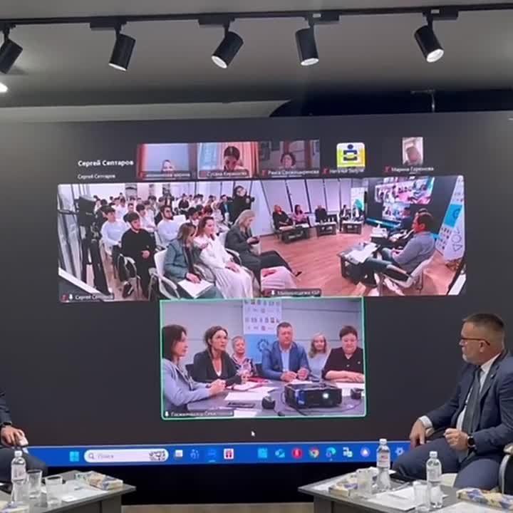 В эти минуты в Доме молодежи собрались специалисты и добровольцы сферы ЖКХ из разных регионов