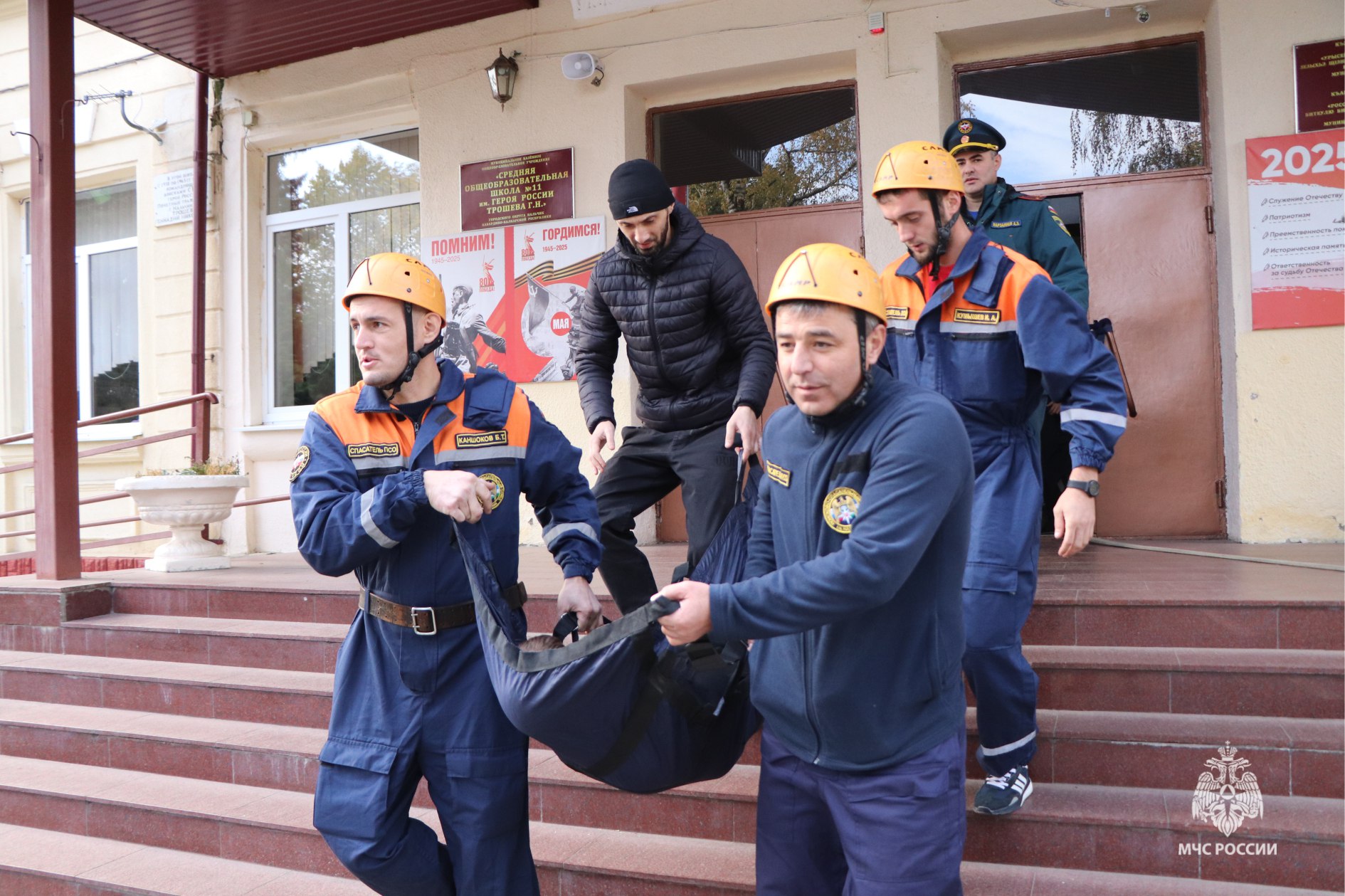В здании школы №11 г. Нальчик отработали вводные по тушению пожара В здании школы №11 г. Нальчик отработали вводные по тушению пожара