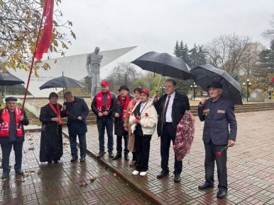 У памятника комсомольцам в Нальчике состоялась церемония возложения цветов