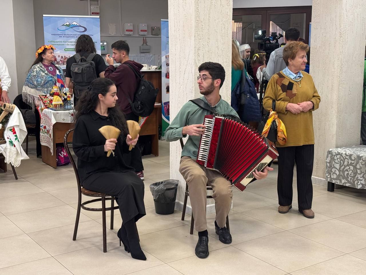 Сегодня в Государственном концертном зале проходит фестиваль национальных культур «В единстве наша сила», который собрал представителей народов России и других стран Сегодня в Государственном концертном зале проходит фестиваль национальных культур «В единстве наша сила», который собрал представителей народов России и других стран