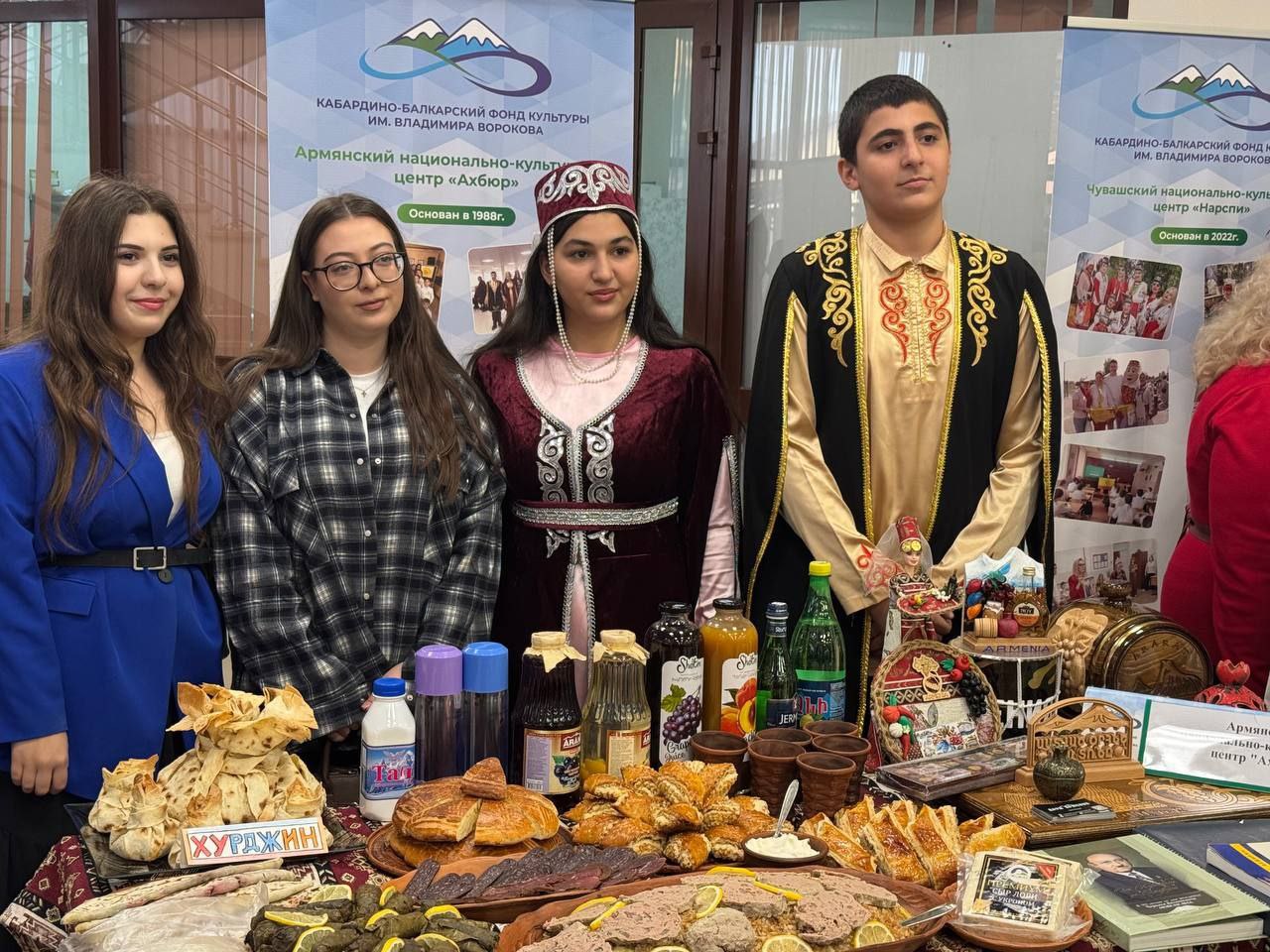 Сегодня в Государственном концертном зале проходит фестиваль национальных культур «В единстве наша сила», который собрал представителей народов России и других стран Сегодня в Государственном концертном зале проходит фестиваль национальных культур «В единстве наша сила», который собрал представителей народов России и других стран