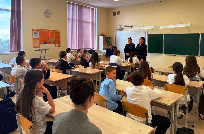 Полицейские Кабардино-Балкарии продолжают профилактические встречи с подростками