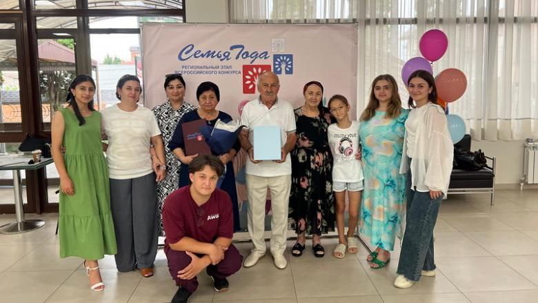 Золотая семья из Терека. Альбиян Кудаев и Мария Хамбазарова из Терека заняли третье место в номинации «Золотая семья» регионального этапа всероссийского конкурса «Семья года-2025»