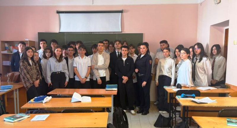 Полицейские Кабардино-Балкарии продолжают профилактические встречи с подростками Полицейские Кабардино-Балкарии продолжают профилактические встречи с подростками