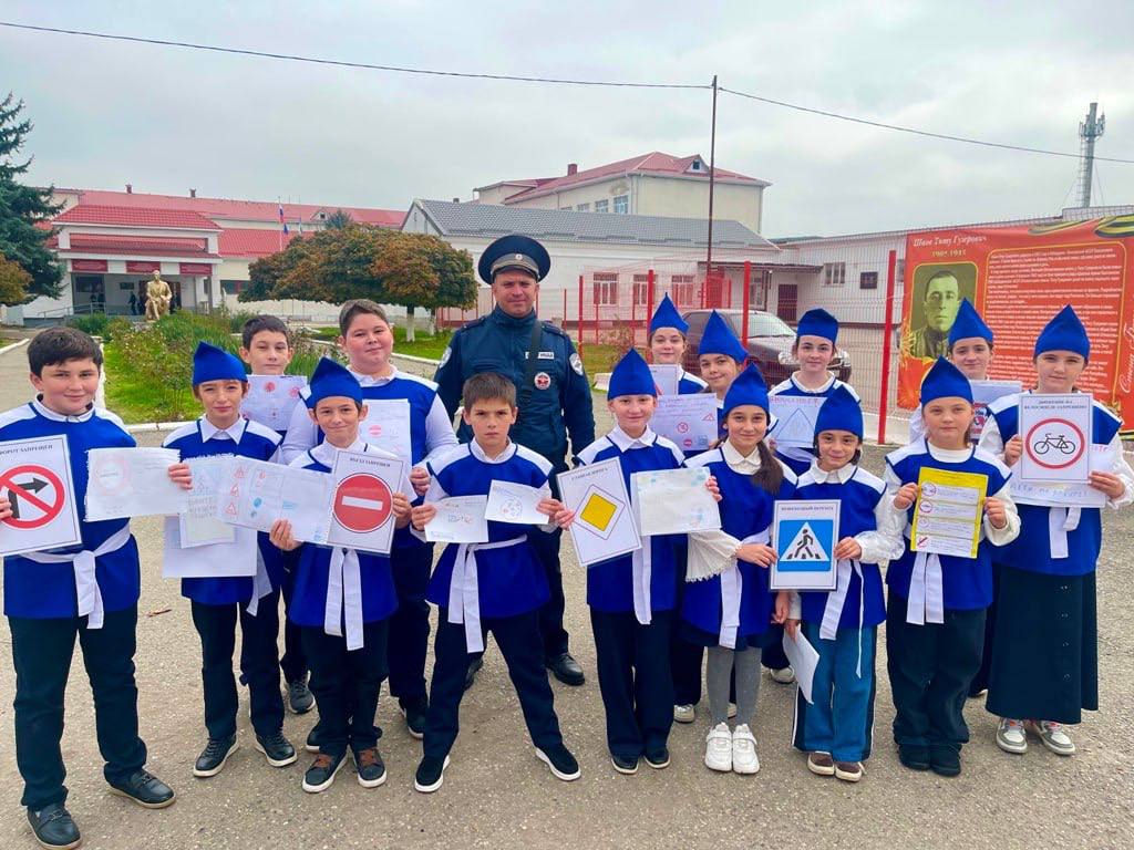 Юные инспекторы движения призвали жителей Кабардино-Балкарии соблюдать ПДД ради сохранения жизни Юные инспекторы движения призвали жителей Кабардино-Балкарии соблюдать ПДД ради сохранения жизни