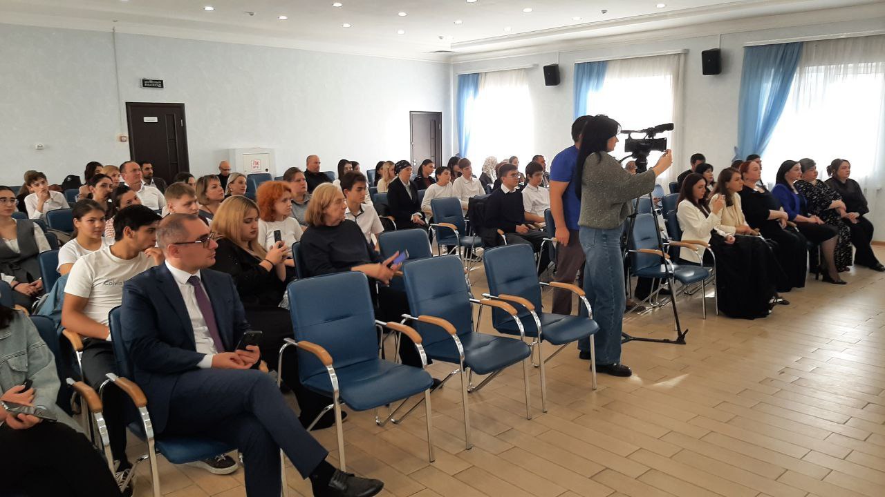 В Министерстве просвещения и науки КБР проходит торжественная церемония награждения победителей и призёров конкурса на лучший студенческий реферат по антитеррористической и антиэкстремистской тематике