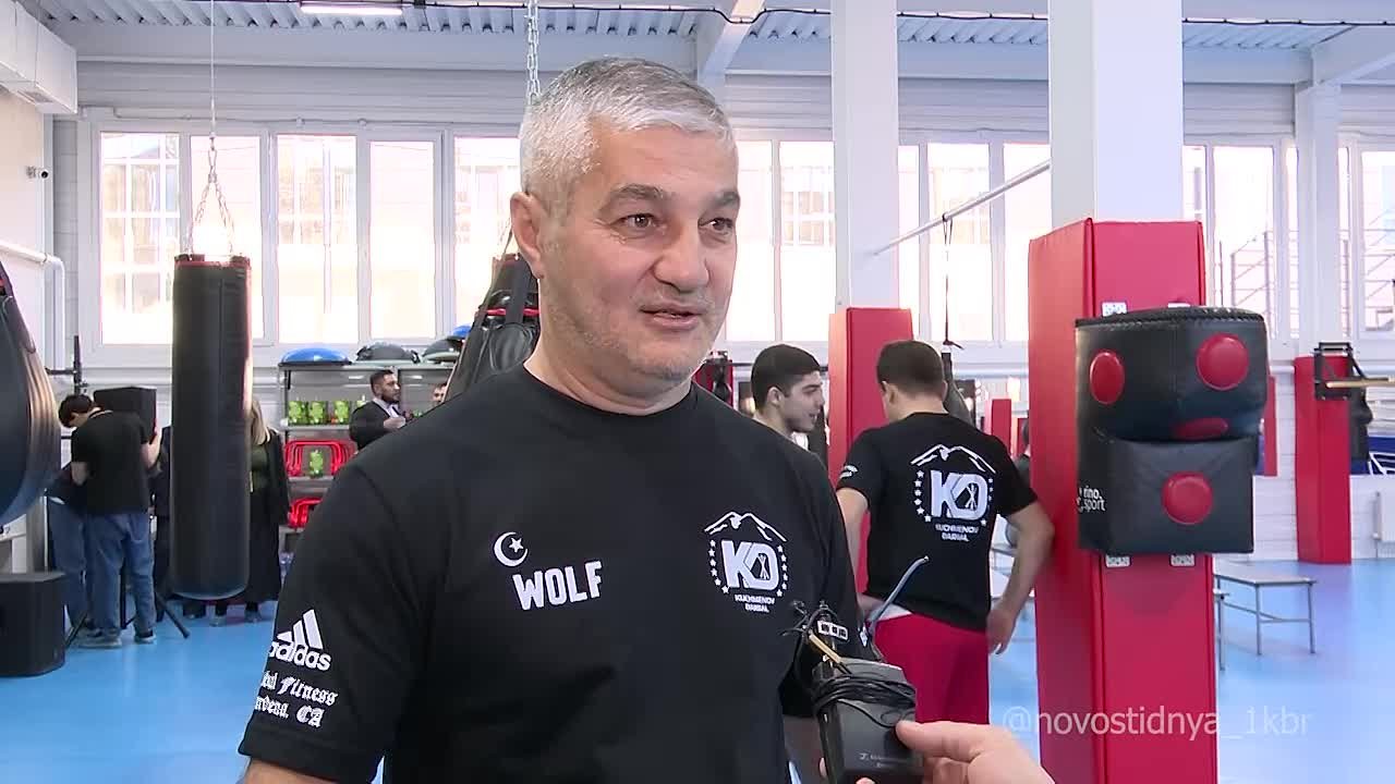 В спорткомплексе селения Шалушка прошел мастер-класс выступающего за океаном профессионального боксера, обладателя титула Национальной боксёрской ассоциации в полулёгком весе Дарьяла Кучменова