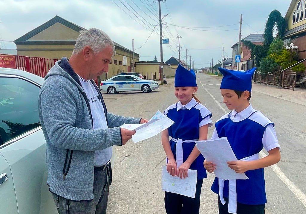 Юные инспекторы движения призвали жителей Кабардино-Балкарии соблюдать ПДД ради сохранения жизни Юные инспекторы движения призвали жителей Кабардино-Балкарии соблюдать ПДД ради сохранения жизни