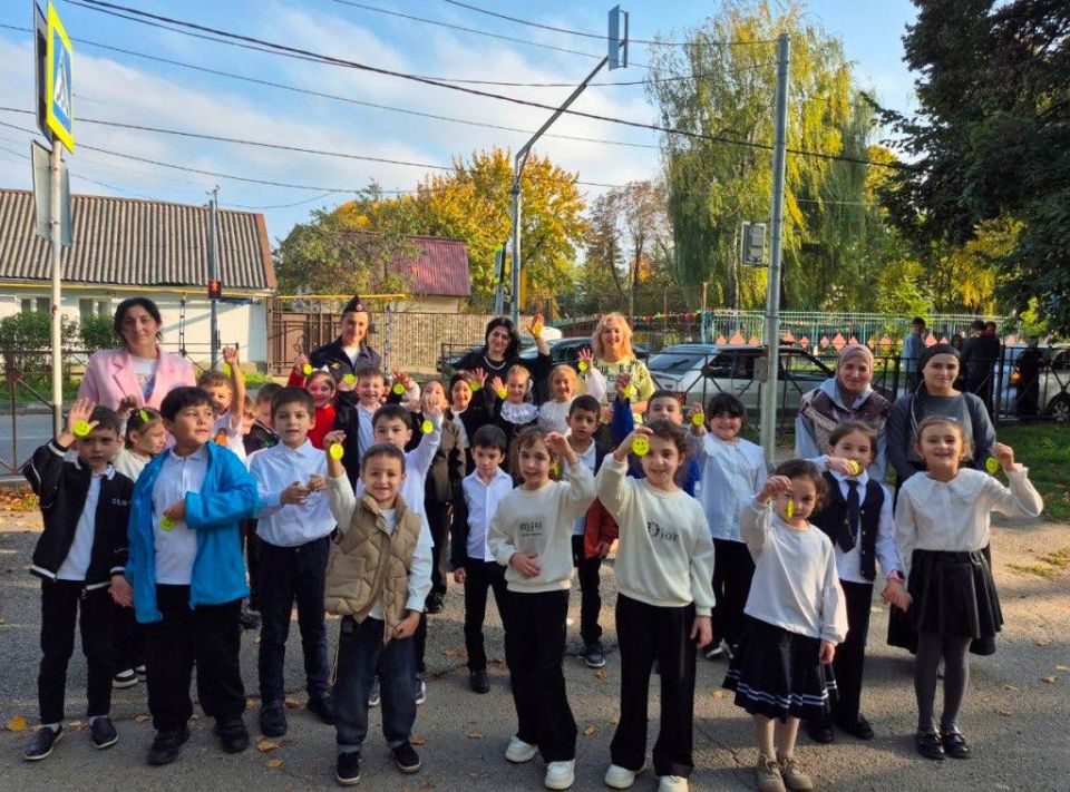В средней школе №30 г. Нальчика состоялось масштабное мероприятие «Посвящение в пешеходы», участниками которого стали несколько десятков первоклассников