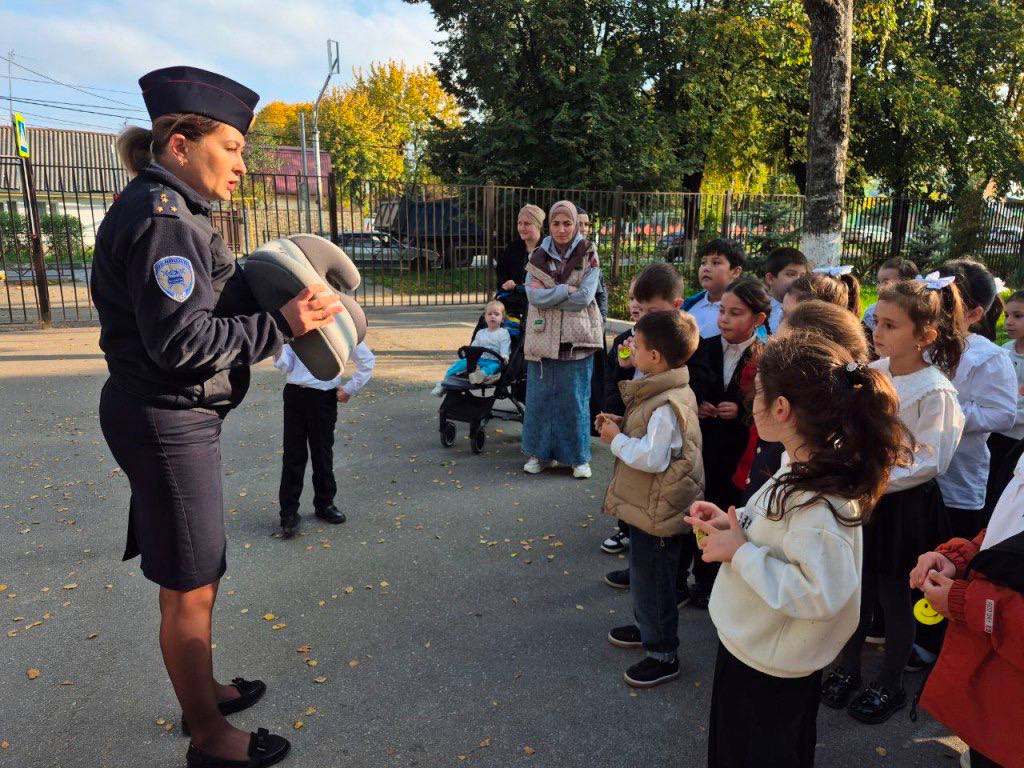 В средней школе №30 г. Нальчика состоялось масштабное мероприятие «Посвящение в пешеходы», участниками которого стали несколько десятков первоклассников В средней школе №30 г. Нальчика состоялось масштабное мероприятие «Посвящение в пешеходы», участниками которого стали несколько десятков первоклассников