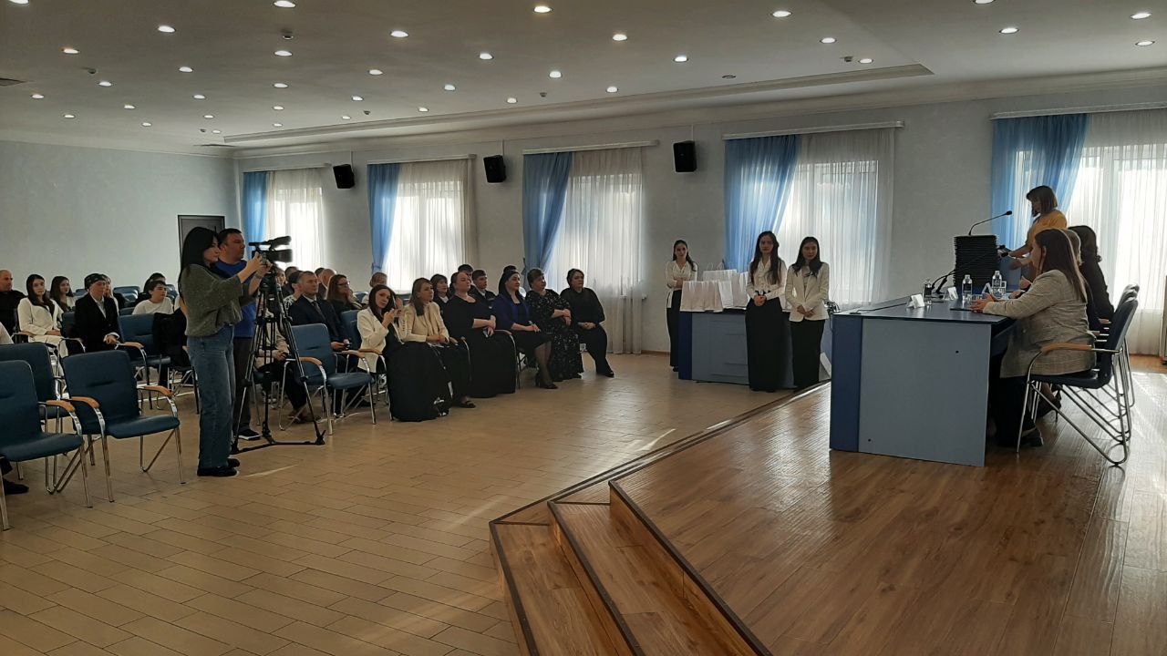 В Министерстве просвещения и науки КБР проходит торжественная церемония награждения победителей и призёров конкурса на лучший студенческий реферат по антитеррористической и антиэкстремистской тематике В Министерстве просвещения и науки КБР проходит торжественная церемония награждения победителей и призёров конкурса на лучший студенческий реферат по антитеррористической и антиэкстремистской тематике