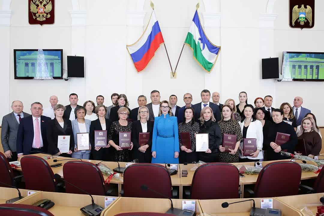 В стенах законодательного органа республики чествовали работников, отличившихся в различных сферах