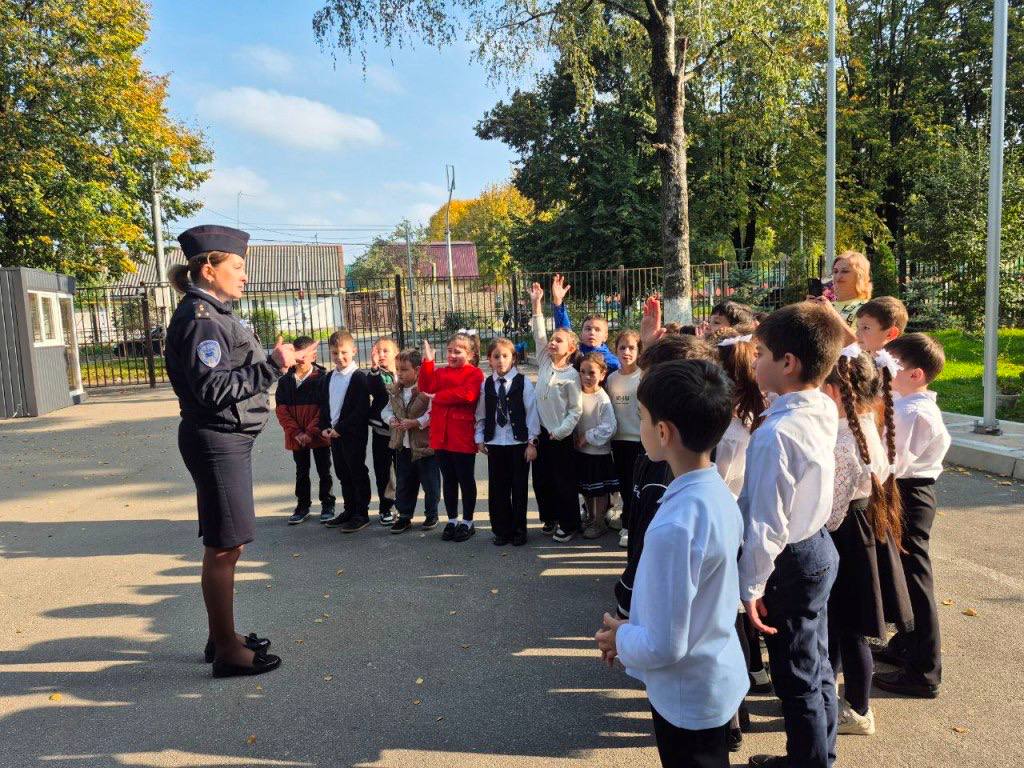 В средней школе №30 г. Нальчика состоялось масштабное мероприятие «Посвящение в пешеходы», участниками которого стали несколько десятков первоклассников В средней школе №30 г. Нальчика состоялось масштабное мероприятие «Посвящение в пешеходы», участниками которого стали несколько десятков первоклассников