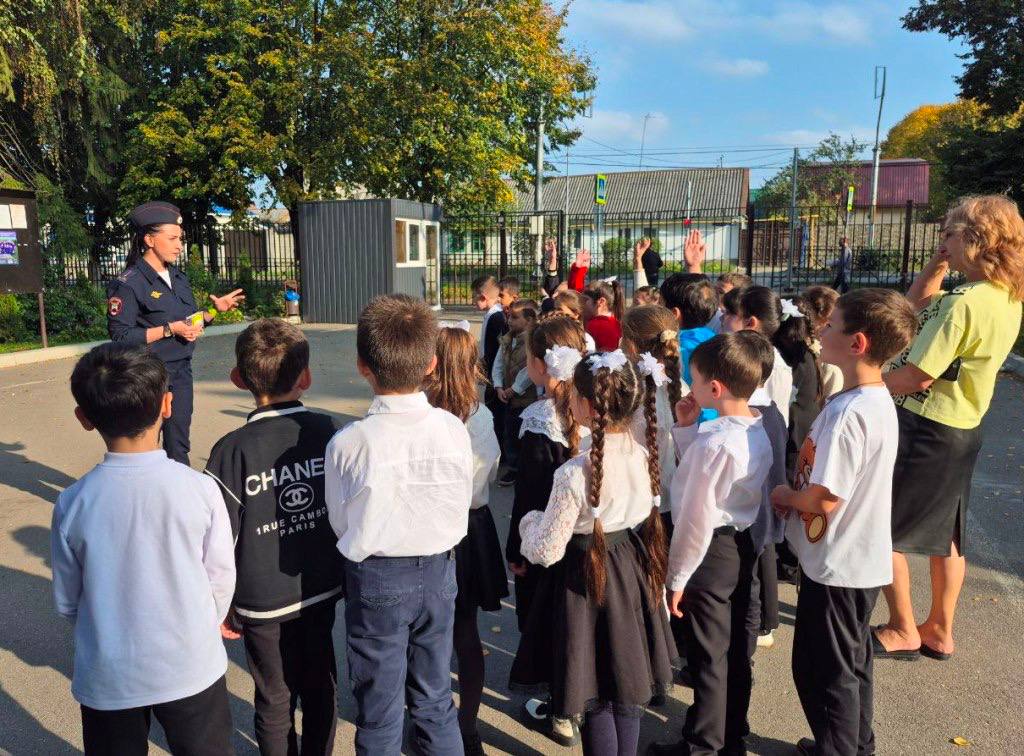 В средней школе №30 г. Нальчика состоялось масштабное мероприятие «Посвящение в пешеходы», участниками которого стали несколько десятков первоклассников В средней школе №30 г. Нальчика состоялось масштабное мероприятие «Посвящение в пешеходы», участниками которого стали несколько десятков первоклассников