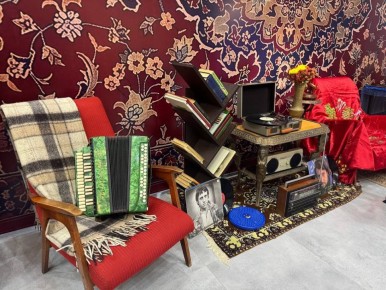 Сейчас в Доме молодёжи проходит костюмированный ретро-вечер