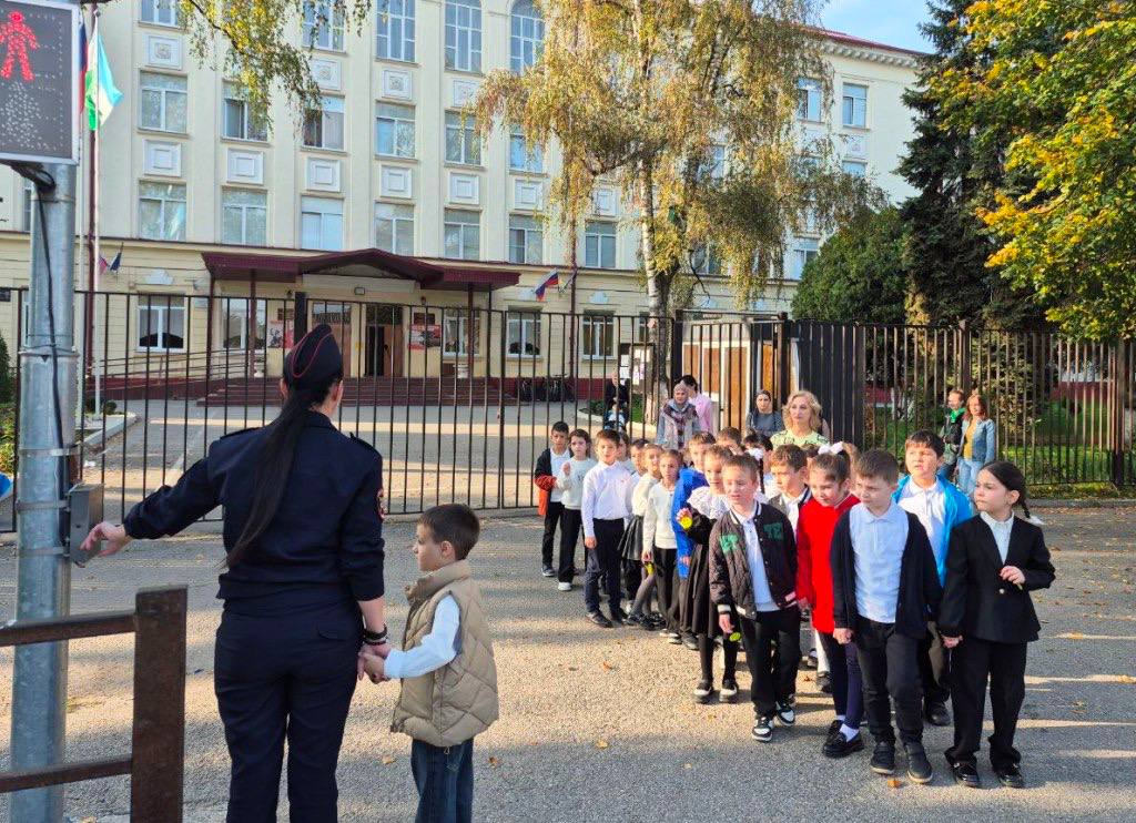 В средней школе №30 г. Нальчика состоялось масштабное мероприятие «Посвящение в пешеходы», участниками которого стали несколько десятков первоклассников В средней школе №30 г. Нальчика состоялось масштабное мероприятие «Посвящение в пешеходы», участниками которого стали несколько десятков первоклассников