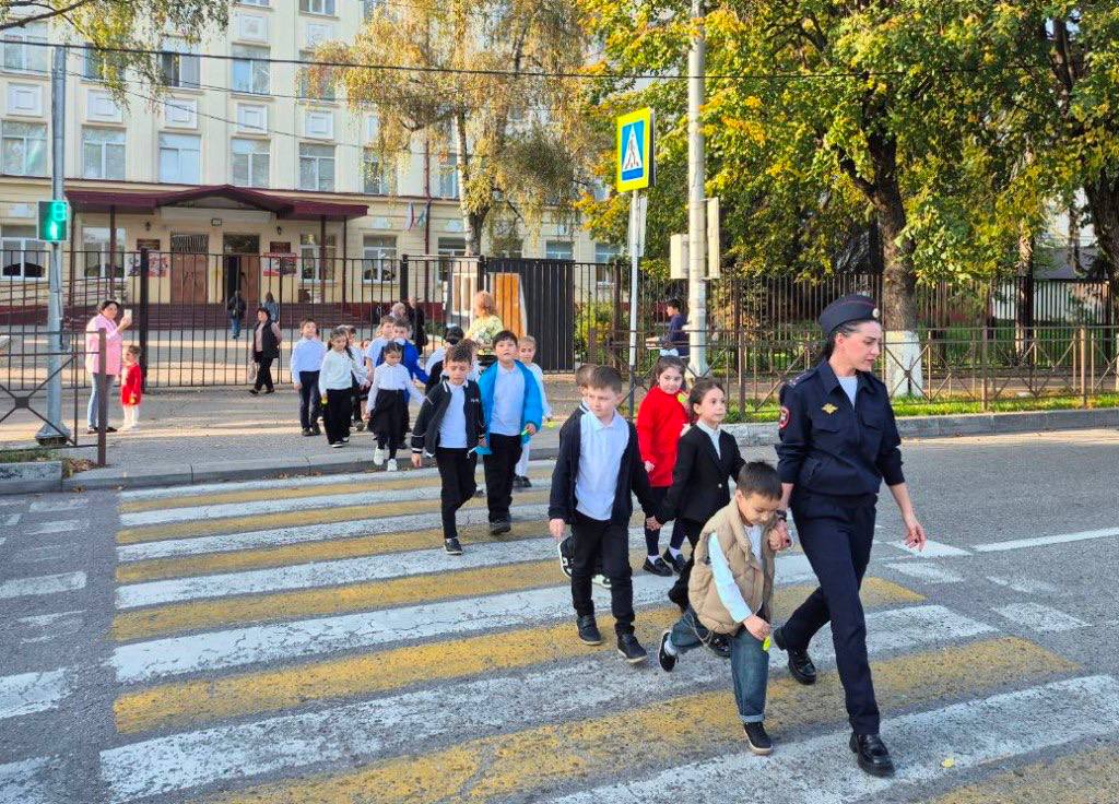 В средней школе №30 г. Нальчика состоялось масштабное мероприятие «Посвящение в пешеходы», участниками которого стали несколько десятков первоклассников В средней школе №30 г. Нальчика состоялось масштабное мероприятие «Посвящение в пешеходы», участниками которого стали несколько десятков первоклассников