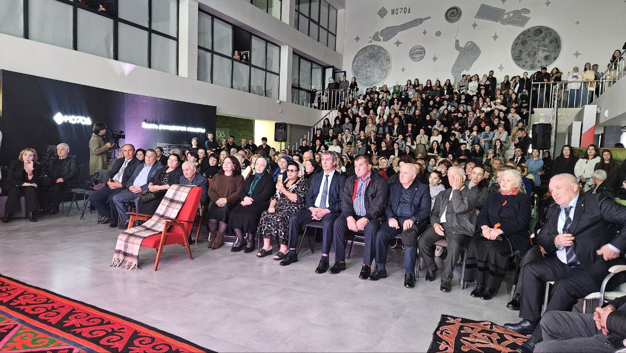 В Нальчике отметили день рождения Кайсына Кулиева В Нальчике отметили день рождения Кайсына Кулиева