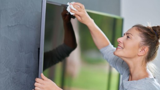 Пыль больше не сядет на экран телевизора: вот как чистят устройство хитрые хозяйки