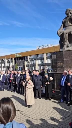 Прямо сейчас в Нальчике у памятника Кайсыну Кулиеву проходит митинг, приуроченный к дню рождения великого балкарского поэта