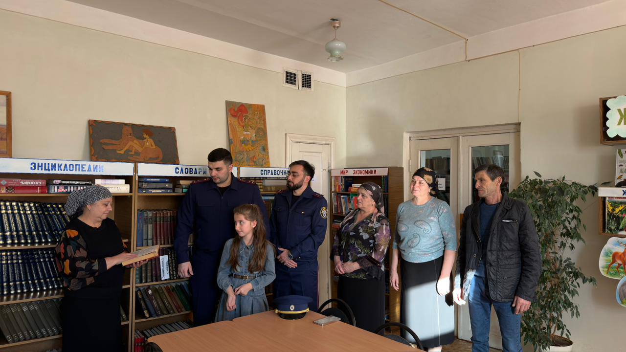 Сотрудники следственного отдела по Зольскому району приняли участие в патриотической акции «Искусство во благо единства» Сотрудники следственного отдела по Зольскому району приняли участие в патриотической акции «Искусство во благо единства»