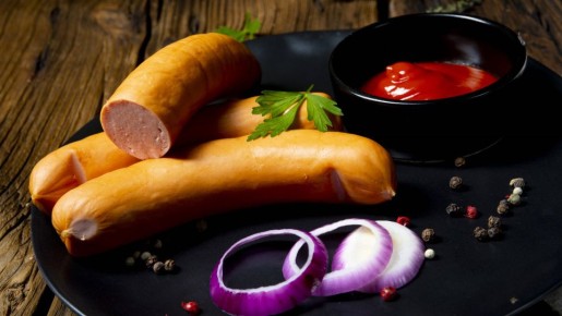 Невкусную пленку с сардельки снимете за секунду: вот что нужно сделать перед варкой