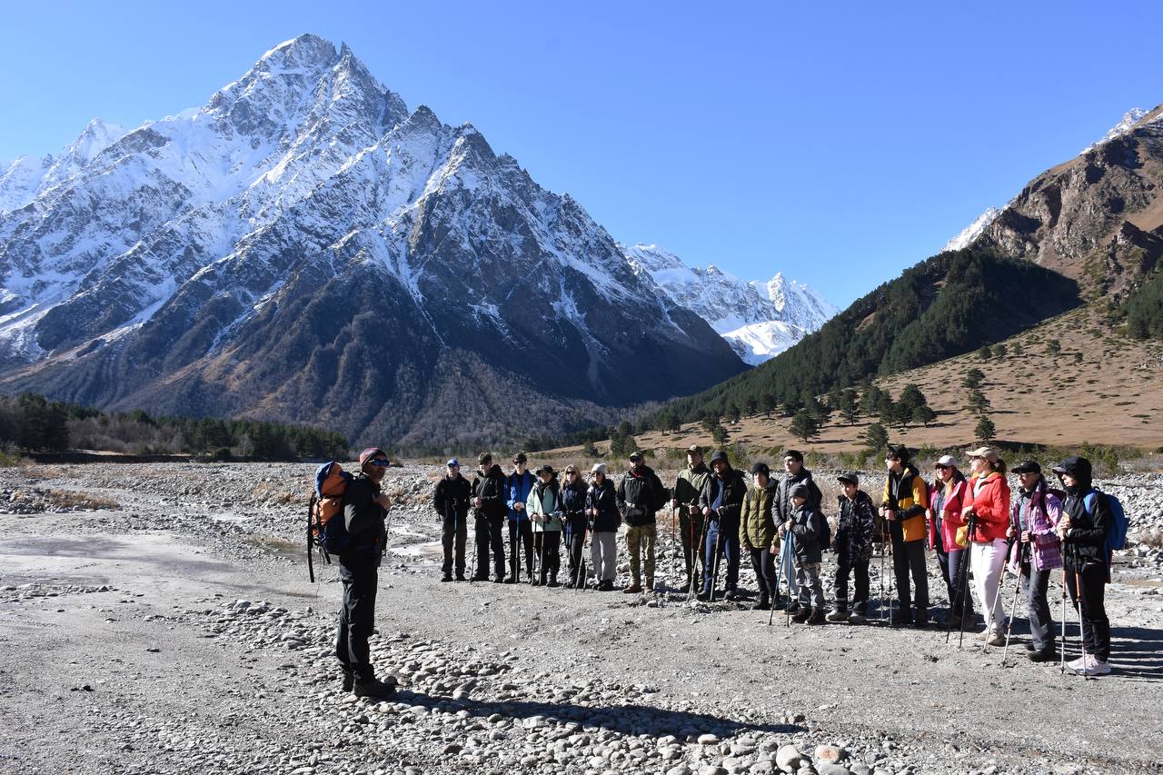 Поход к леднику Шаурту. В рамках молодёжного образовательного проекта "Школа туризма и краеведения" состоялся краеведческий внедорожный выезд в верховья Чегемского ущелья, а также поход к одному из истоков реки Чегем -... Поход к леднику Шаурту. В рамках молодёжного образовательного проекта "Школа туризма и краеведения" состоялся краеведческий внедорожный выезд в верховья Чегемского ущелья, а также поход к одному из истоков реки Чегем -...