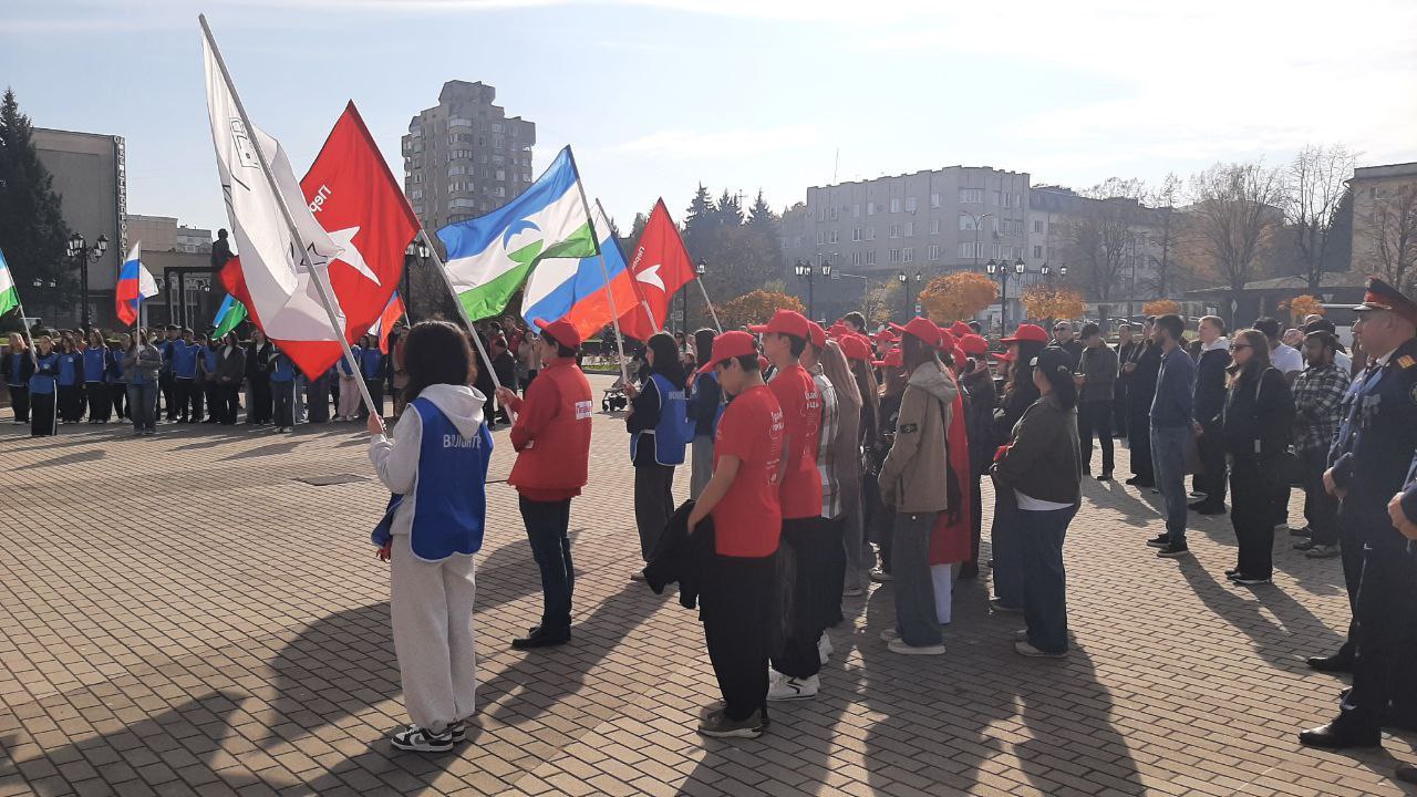 Прямо сейчас перед Домом молодёжи в Нальчике проходит праздничная программа ко Дню народного единства Прямо сейчас перед Домом молодёжи в Нальчике проходит праздничная программа ко Дню народного единства
