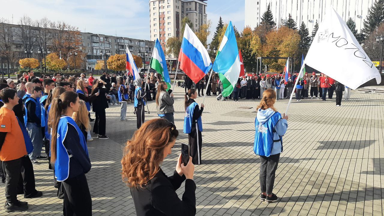 Прямо сейчас перед Домом молодёжи в Нальчике проходит праздничная программа ко Дню народного единства Прямо сейчас перед Домом молодёжи в Нальчике проходит праздничная программа ко Дню народного единства