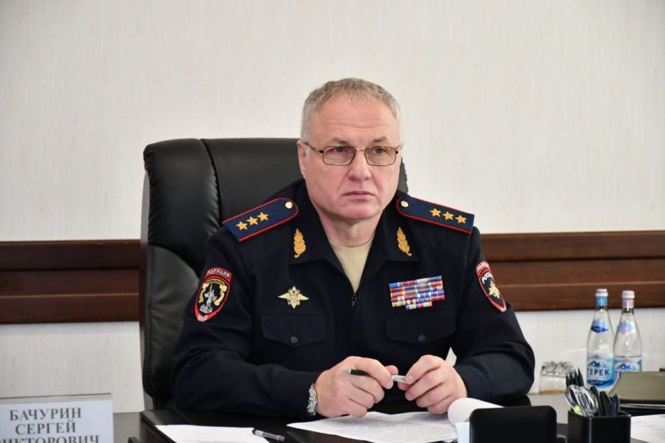 Начальник ГУ МВД России по СКФО Сергей Бачурин провёл в МВД по Кабардино-Балкарской Республике личный приём граждан Начальник ГУ МВД России по СКФО Сергей Бачурин провёл в МВД по Кабардино-Балкарской Республике личный приём граждан