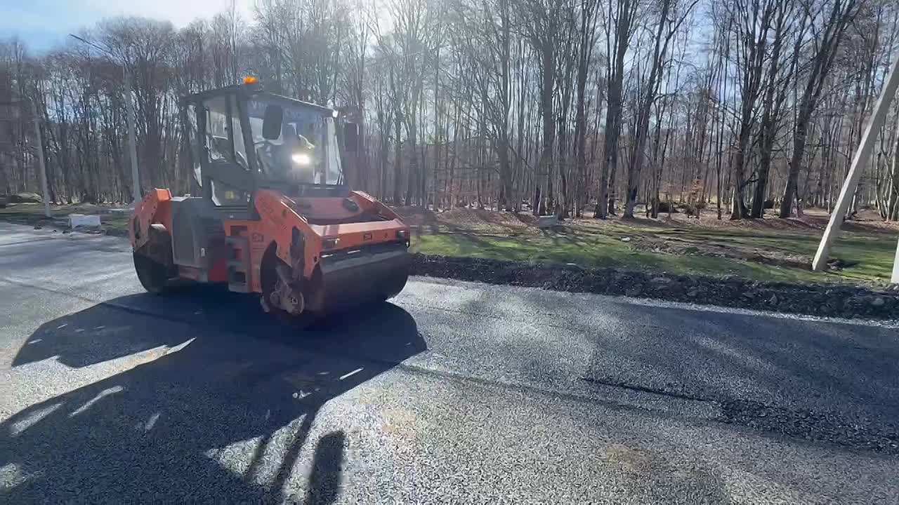 На автодороге Лескен-I – Верхний Лескен – Ташлы-Тала – Хазнидон укладывают верхний слой асфальта