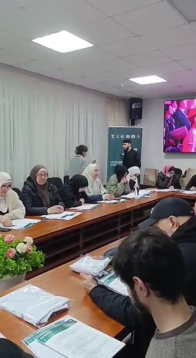 В Северо-Кавказском исламском университете им. Имама Абу-Ханифы в эти минуты проходит одна из главных в республике площадок Всероссийской просветительской акции "Большой этнографический диктант"