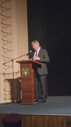 На республиканском форуме с речью выступил Амырбий Текуев - председатель комитета Парламента КБР и заслуженный артист КБР