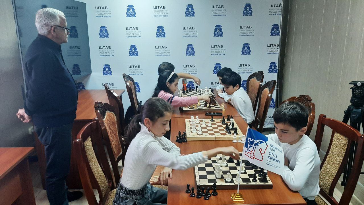 В штабе общественной поддержки "Единой России" проходят сразу два события: открытие выставки рисунков "Дружба народов – основа единства" и старт шахматного турнира В штабе общественной поддержки "Единой России" проходят сразу два события: открытие выставки рисунков "Дружба народов – основа единства" и старт шахматного турнира