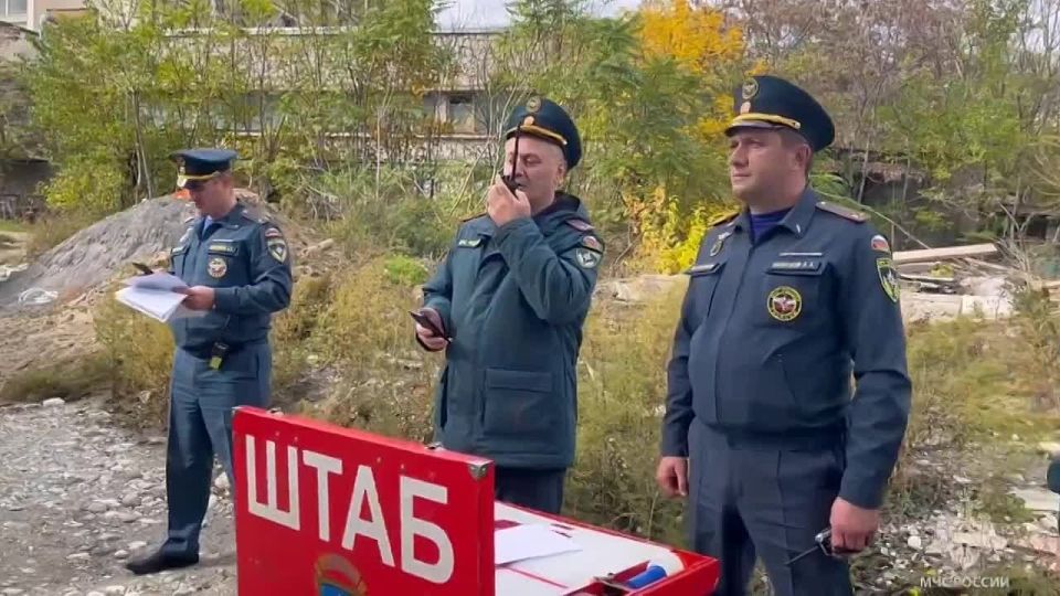 Сотрудники МЧС России отработали навыки тушения пожара в многоэтажке