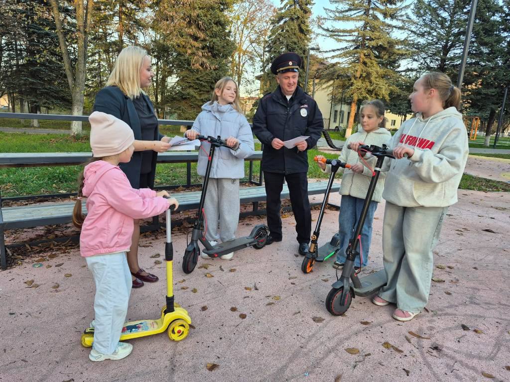 На детских спортивных площадках Кабардино-Балкарии состоялись практикумы по ПДД для юных пешеходов и велосипедистов На детских спортивных площадках Кабардино-Балкарии состоялись практикумы по ПДД для юных пешеходов и велосипедистов
