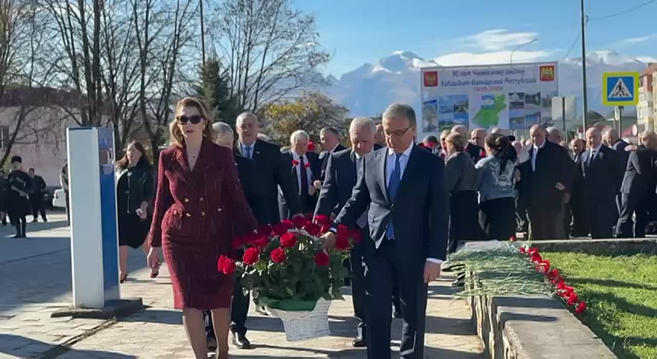 Перед началом концертной программы гости и жители района возложили цветы к памятнику