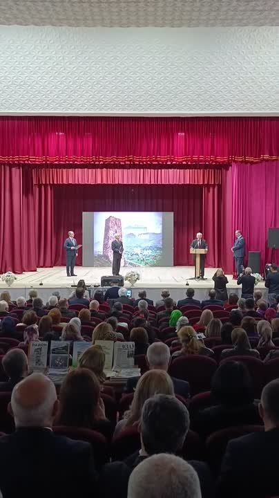 Уполномоченный по правам человека в КБР Борис Зумакулов и президент Международной черкесской ассоциации Хаути Сохроков поздравили жителей Черекского района с 90-летним юбилеем