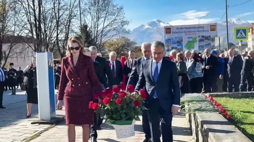 Перед началом концертной программы гости и жители района возложили цветы к памятнику