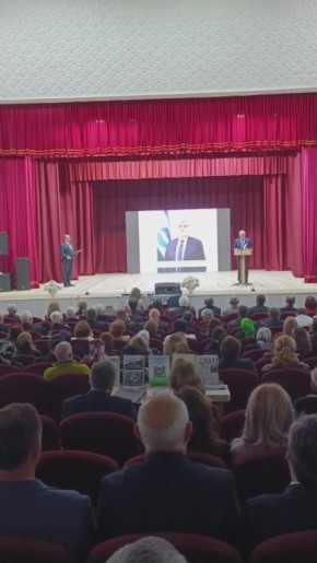 Руководитель Администрации Главы КБР, Мухамед Кодзоков зачитывает поздравление Главы КБР Казбека Кокова по случаю 90-летия Черекского района