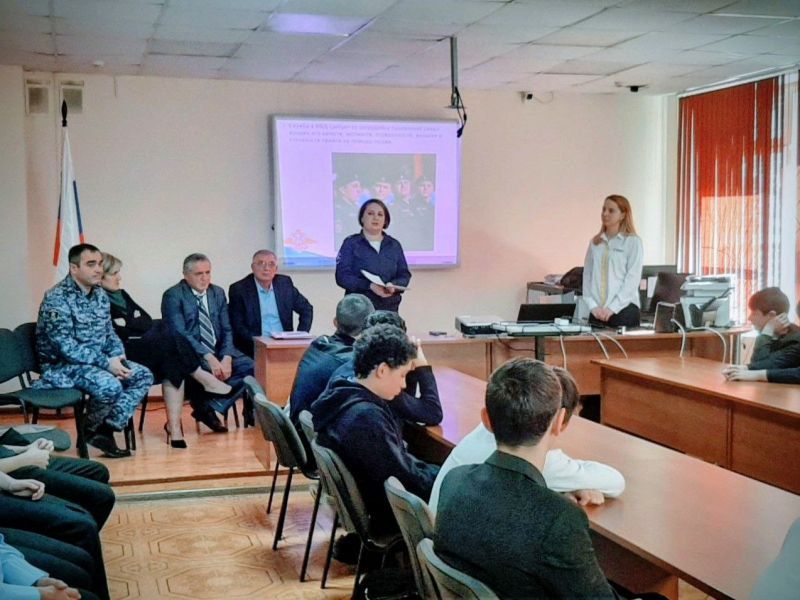 Полицейские и ветераны Эльбрусского района приняли участие в памятном мероприятии