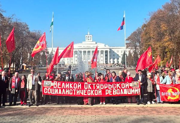 Коммунисты Нальчика отметили годовщину Октябрьской революции